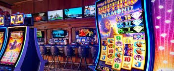 Dealer kasino langsung melakukan live streaming aksi permainan di api288